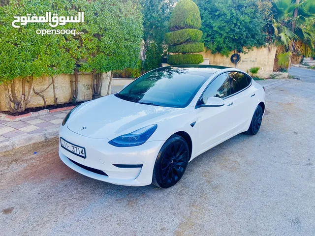 تيسلا مودل 3 للإيجار شهري
