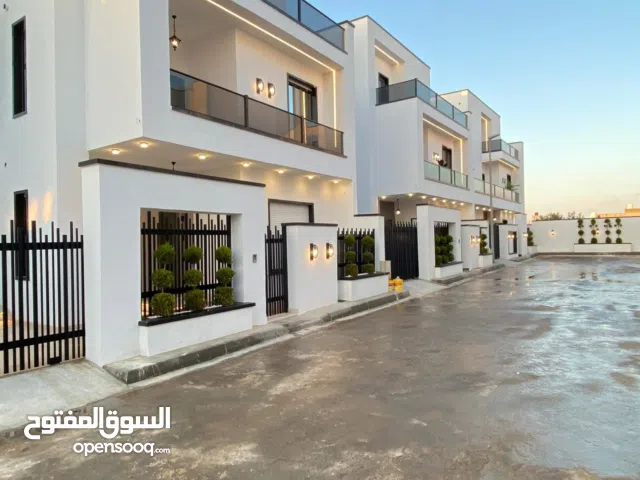 فيلا تشطيب حديث للبيع في عين زارة طريق المشتل