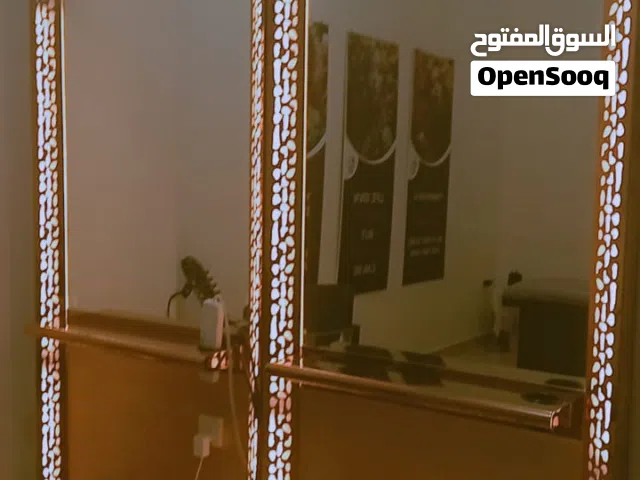 مرايا  لغرفة الشعر  معها اضاءة عدد اتنين  بحالة جيدة حدا للبيع