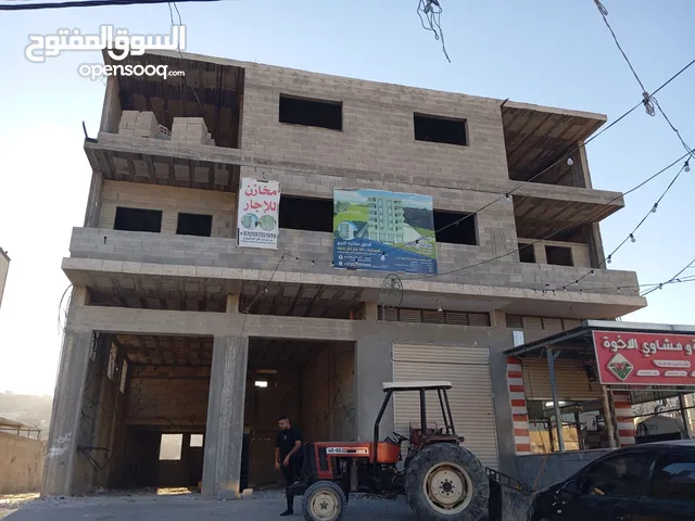 عقار مع ارض مساحتها 3280 متر مربع  موقع تجاري