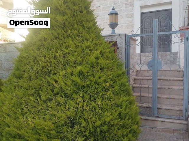 شقة مميزة للايجار مع ساحة في الجاردنز 3 غرف نوم (واحدة ماستر) + غرفة خادمة