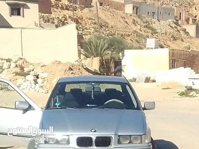 BMW 3 Series 318 in Tripoli