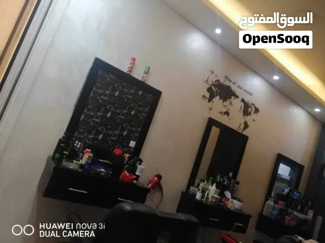 كراسي حلاقة عدد 2 وكاونترات عدد 3