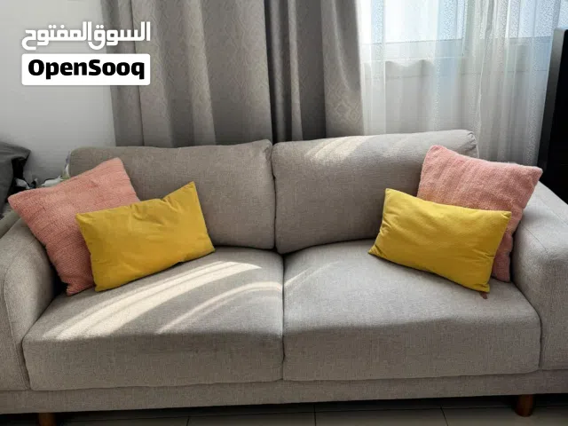 Modern & Comfortable 2-3 Seater Sofa – Excellent Condition كناباي (صوفا)مريحة وعصرية لشخصين الى ثلاث