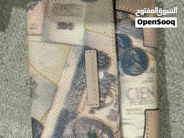 للبيع مجموعة من المحافظ نسائية و رجالية اصليه