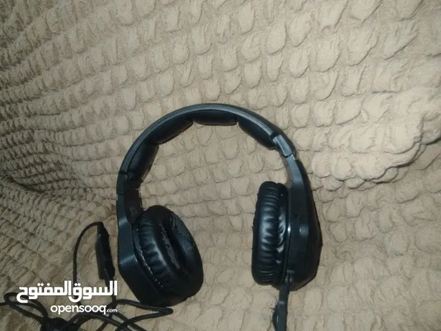 سماعات رأس  ( سلك ) الصوت متوسط واذا كان عندك كومبيوتر جيمنج السماعات بتصير تضوي من الجوانب