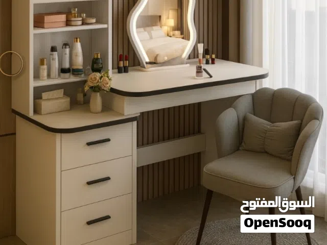 ميز مكياج أنيق بتنظيم عالي — يخلي ركنج أجمل ركن بالغرفة!  إذا حلمچ يكون عندچ ميز مكياج راقي،