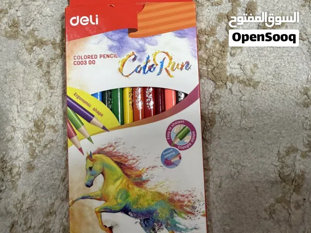 جهاز تحكم عن بعد لسيارة صغيرة. منفاخ صغير للبالونات. علبة الوان خشبية