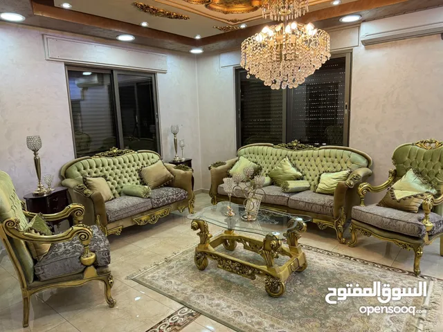 كنب مصري دمياطي مريح جدًا محفر لون اخضر و بيج محفر ذهبي عدد 7مقاعد + طاولة