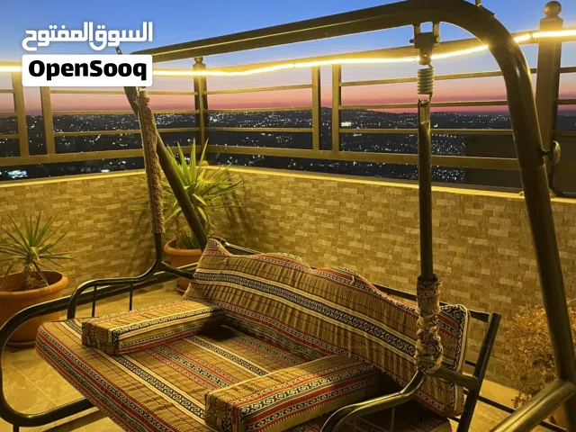 مرجيحة مكونة من اربع قطع فرش عريض واسفنج جدا مريح وقماش ثقيل و معاها مظلية ولكن لايوجد قماش معاها