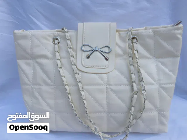 شنطة كبيرة باللون السكري