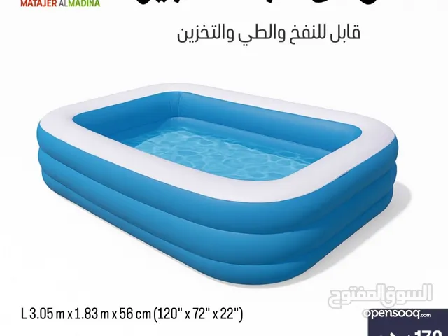 حوض سباحة كبير