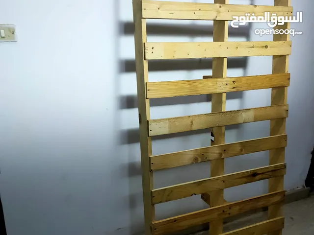 متوفر سرير خشب للبيع