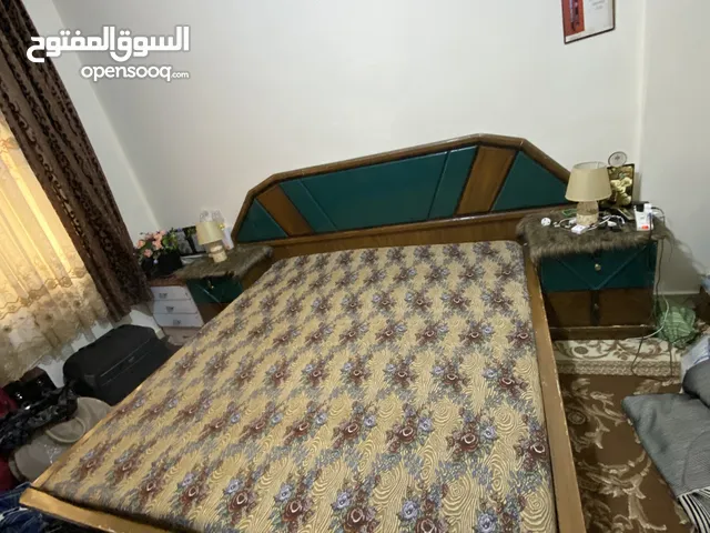 تخت مجوز مع فرشته وكومدينتين و3 طاولات وسط خشب