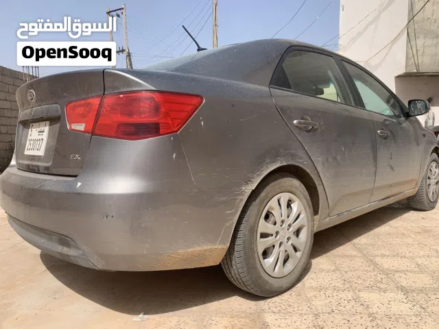 2010 كيا سيراتو Standard