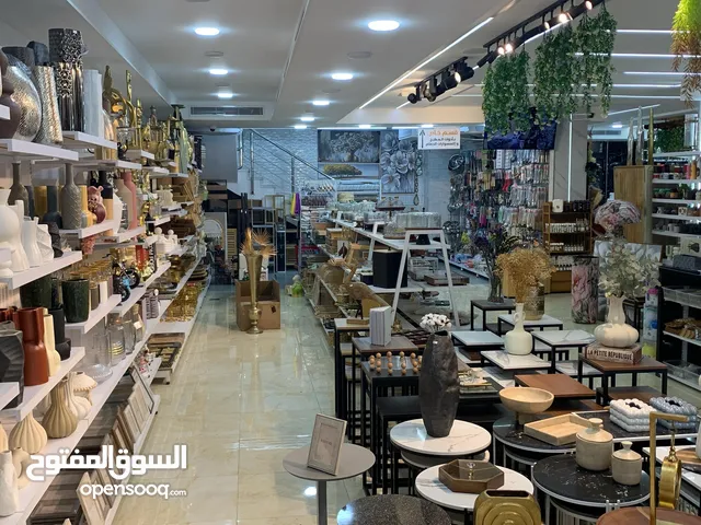 معرض تجاري 3 ابواب عالشارع الرئيسي للبيع بالخلو