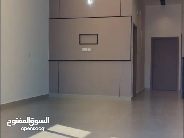 بركاء / منزل في السوادي قريب من الشارع العام ومتوفر كل الخدمات