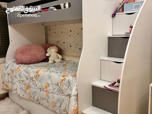 تخت طابقين و مكتب