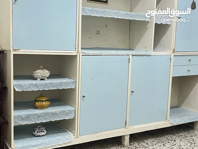 مكتبة غرفة مستعملة نظيفة