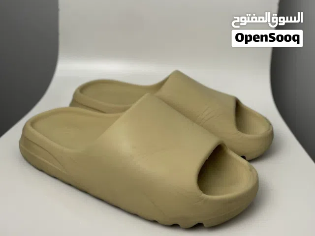 Yellow Yeezy Slide أصفر – US 9 سلايد أصلي، مستعمل بحالة ممتازة جدًا.  السعر: 17 دينار  Price: 17 kd