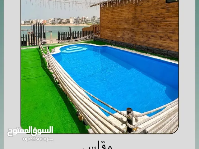 للبيع 8 أكواخ خشب و كيربي وحمام سباحة فيبر جلاس بحالة ممتازة مع شرط الفحص والمعاينة