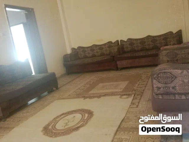 بيت للبيع وسط مأدبا مكون من ثلاث عمارات عماره ثلاث طوابق وعماره طابقين وعماره طابق  بسعر مغري