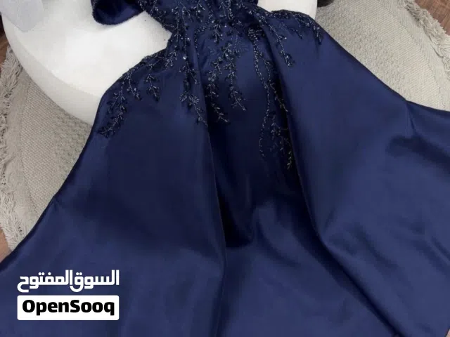 فستان حفلات او يلبس فستان حفلة خطوبه ملبوس اقل النص ساعه لان وياه فساتين ثانيه الفستان يجنن
