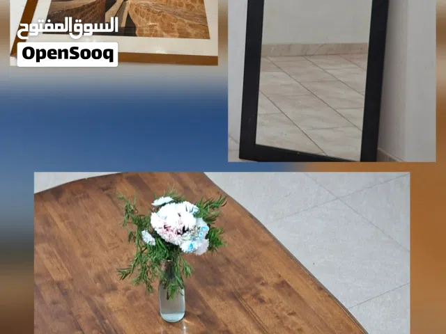 للبيع بدواعي السفر  (طاوله خشب /مرايه بحجم طولي / لوحه )