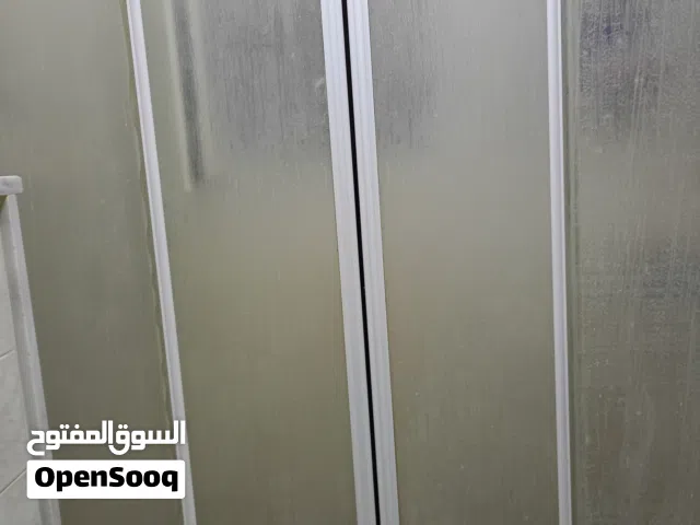 فاصل دوش  عدد2 الاول نصف دائرة 70*70 والاخر طولي 1.40 متر