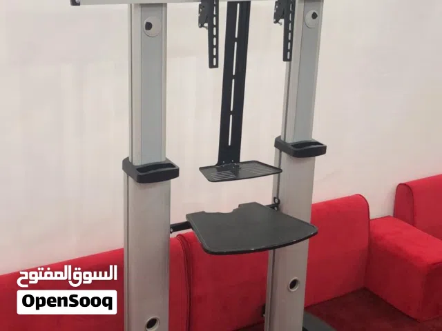 ستاند ( حامل التلفزيون ) قوي وثقيل ويتحمل تلفزيون (95) بوصة والستاند شبه جديد بحالة فوق الممتازة