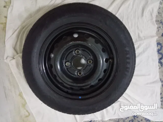 كفر مع جنط مقاس 185/65/14 بحاله ممتازة