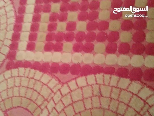 سجادتين للبيع بسعر مغري في إربد الصريح سجاده لون زهر وبيج شبه وكاله بس بدها تنظيف ومكيته لون بيج ن