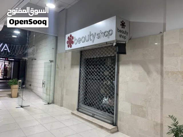 محل للإيجار السنوي موقع حيوي / نشط رام الله دوار الساعه وسط البلد