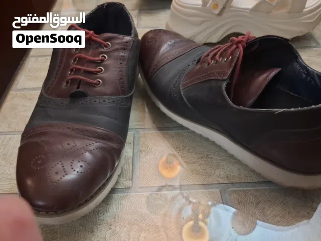 3 شوزات مستخدم ب5 دنانير حالة ممتازة منهم واحد اوروبي