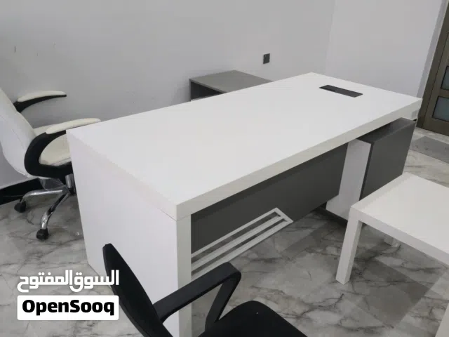 للبيع أثاث مكتبي بحالة ممتازه