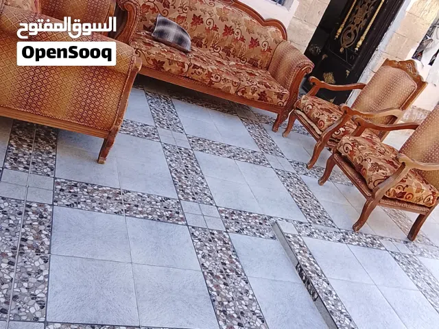 طقم كنب غرفة جلوس 7 / مقاعد بحالة جيدة للبيع بسعر مغري