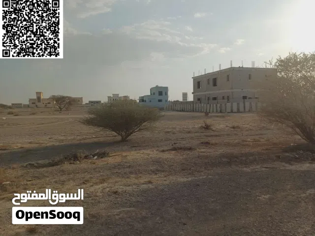 ارض سكنى بالمنامة 8 رابع قطعة من الاسفلت ووسط فلل