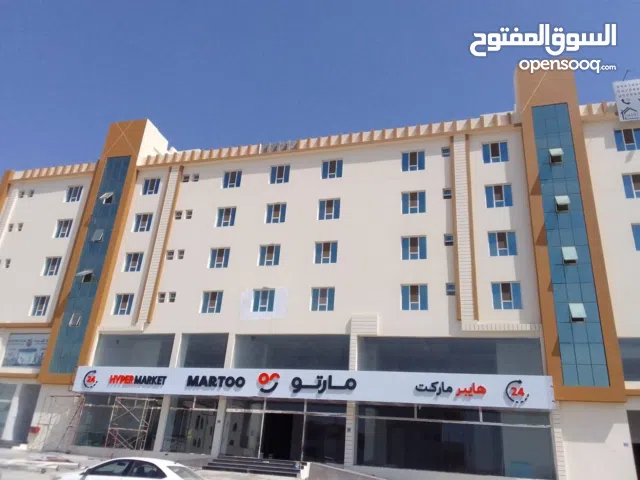 شقه للايجار بمنطقه الخوض السادسة 3 غرف موقع مميز إيجار .