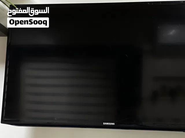 تلفزيون سمسونق مكسور من النص استخدام خفيف لاكن مكسور شوي في النصف نضيف يجي مع كل ملحقاته منها الواير