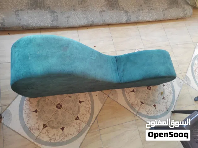 اريكا بحالة ممتازة لون زيتي