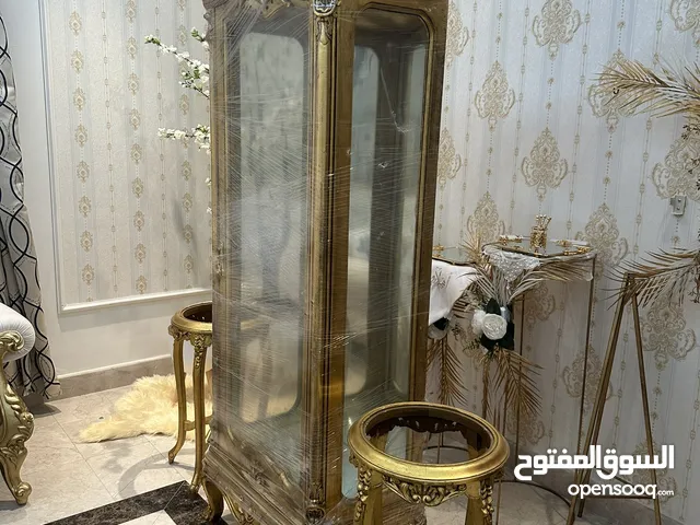 للبيع دولاب خشب زان اصلي وطاولتين