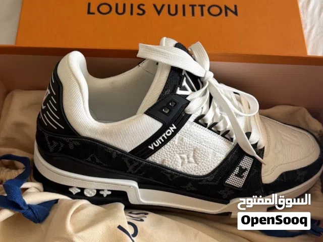 شوز Lv اصلي معا الفاتوره مستعمل يوم بس و نظيف جدا