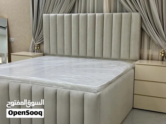 سرير مودرن مقاس 200*200 بحالة ممتازة مع المترس السعر 65