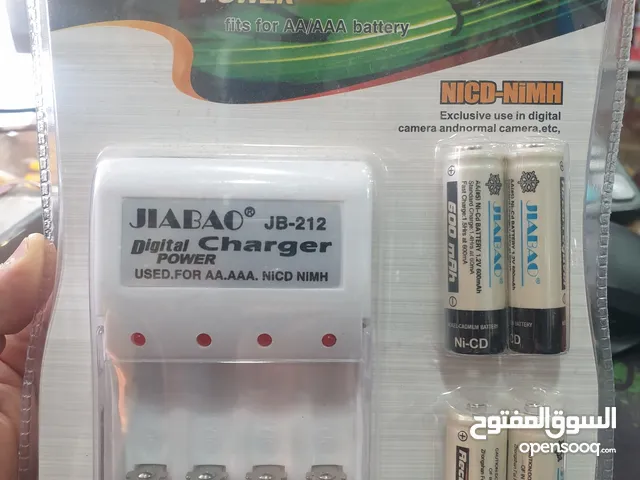 شاحن مع بطاريات شحن عدد 4