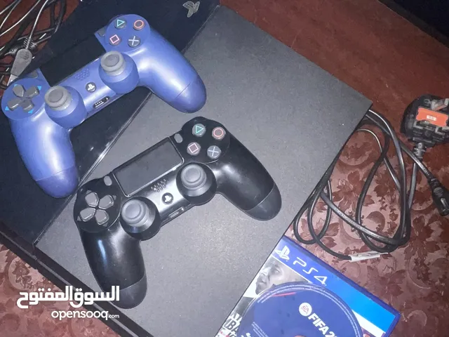 Ps4  with 2 controllers +cd للبيع بليستيشن4
