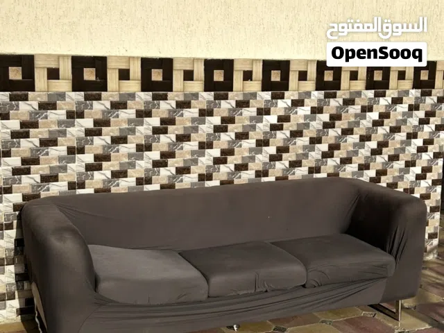 كنبة 3 مقاعد + 2 طاولات جانبية – نظييفة – جاهزة للاستلام