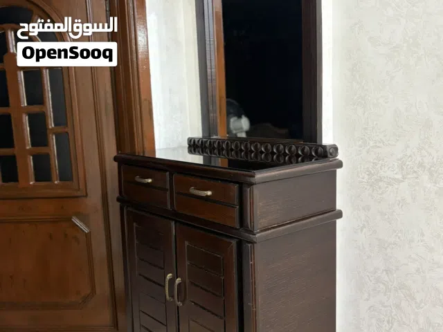 خزانه مع رفوف ومرآه ثابتة