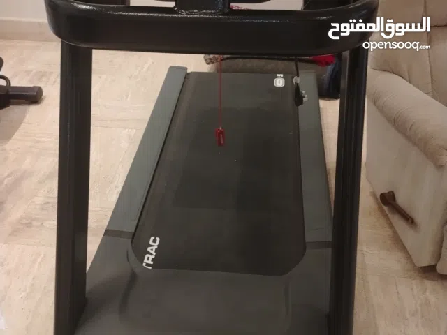 هذا جهاز مشي (treadmill) من طراز Star Trac 4TR 4-Series.  يتميز بتصميم قوي ومناسب للاستخدام المنزلي