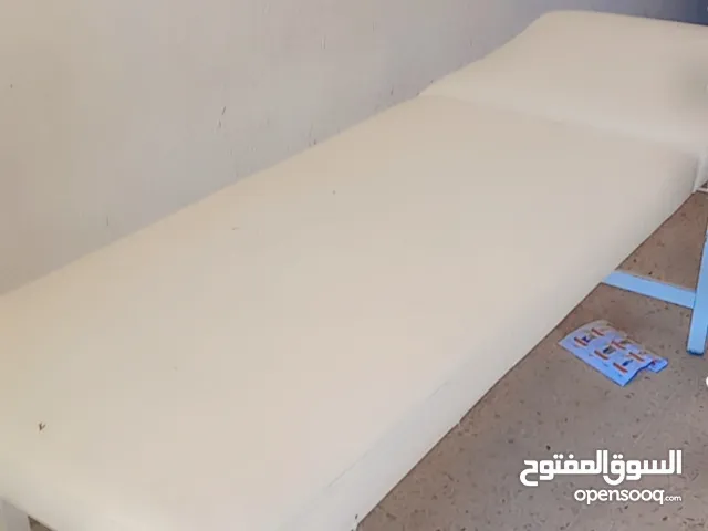 تخت مساج و حجامه يتحمل أوزان كبيره بحاله ممتازه طول 180 عرض 60