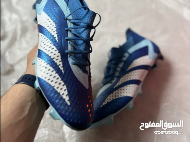The adidas Predator Accuracy.1 FG football boots are designed for precision and power, emphasizing